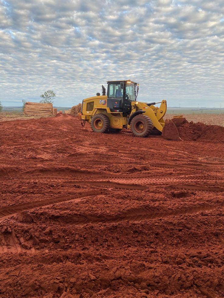 Bulldozer CAT utilisé pour le décapage d'un terrain à Songon